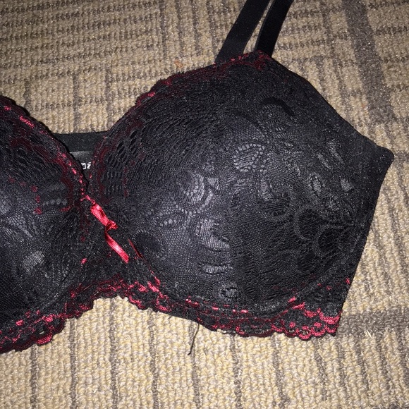 Black and Red Laced Bra - Picture 3 of 9